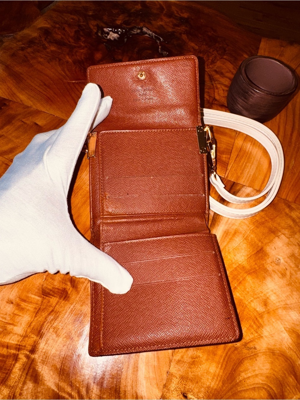 Louis Vuitton monogram Elise compact wallet with White 47 inch adjustable strap - Picture 7 of 16